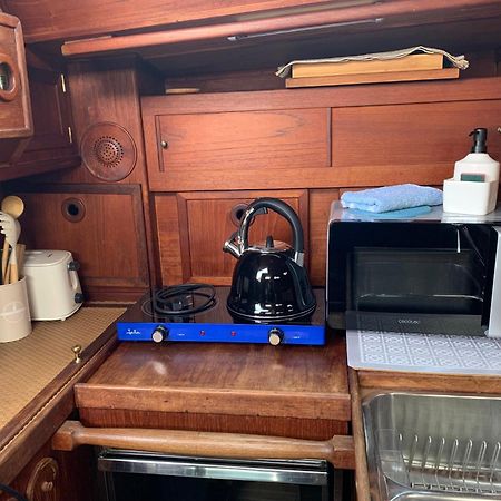 ホテル Unique Wooden Sail Yacht + 2 Bikes Included! サン・アドリア・デ・ベソス エクステリア 写真